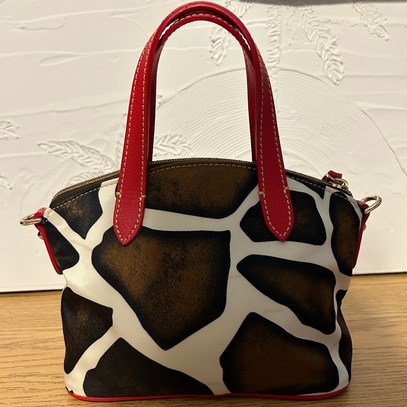 DOONEY & BOURKE GIRAFFE PRINT CANVAS SHOULDER BAG - Picture 4 of 10